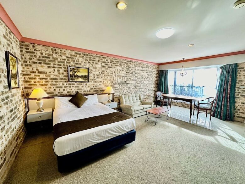 Hotel Airport Motel Sir Francis Drake