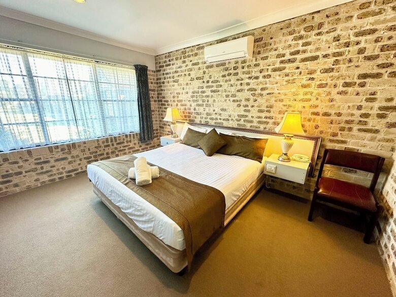 Hotel Airport Motel Sir Francis Drake