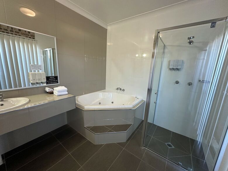 Hotel Airport Motel Sir Francis Drake