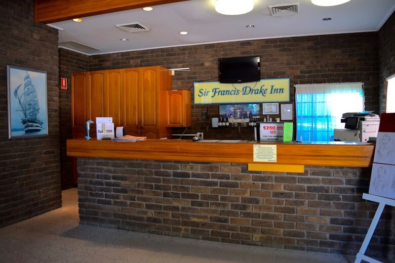 Hotel Airport Motel Sir Francis Drake