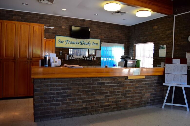 Hotel Airport Motel Sir Francis Drake