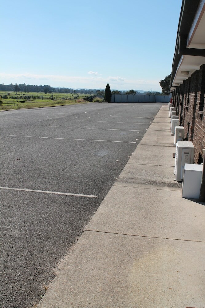 Hotel Airport Motel Sir Francis Drake