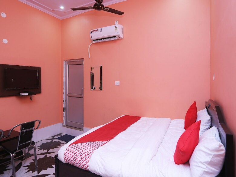 Oyo 22221 Yadav Hotel