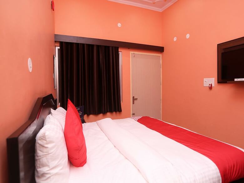 Oyo 22221 Yadav Hotel