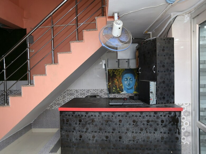 Oyo 22221 Yadav Hotel