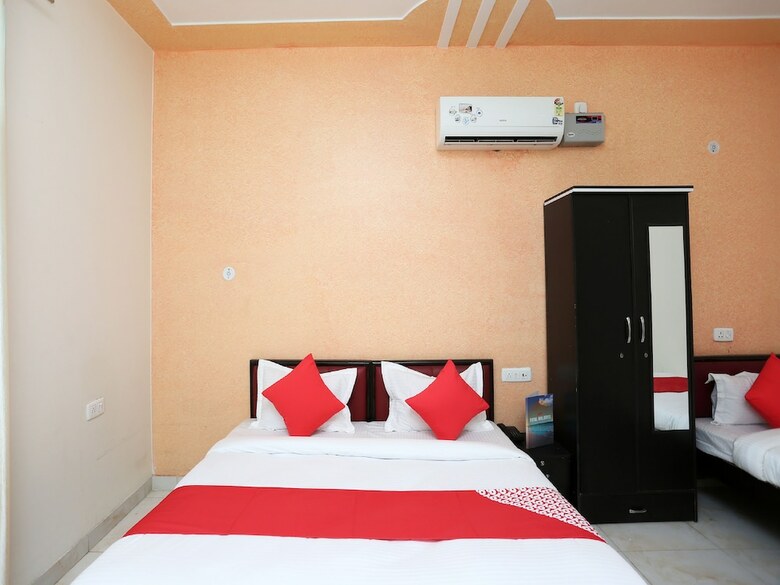 Oyo 17066 Hotel Pushpa Palace