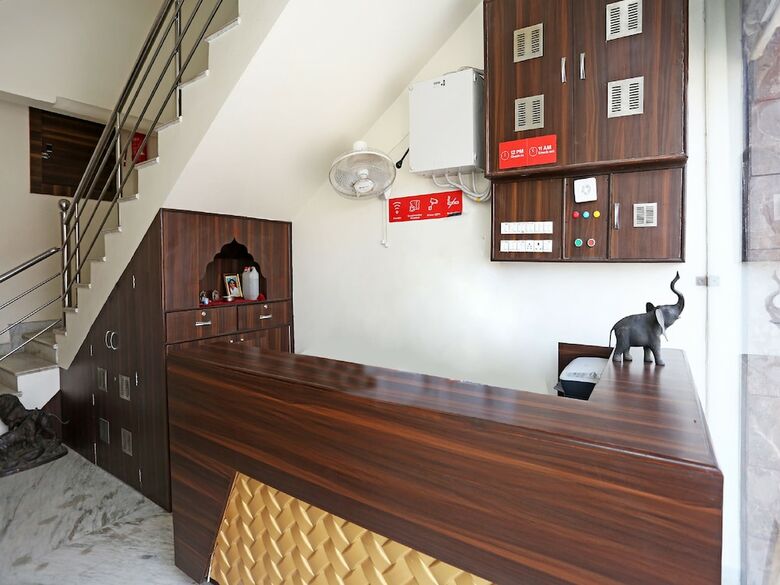 Oyo 17066 Hotel Pushpa Palace