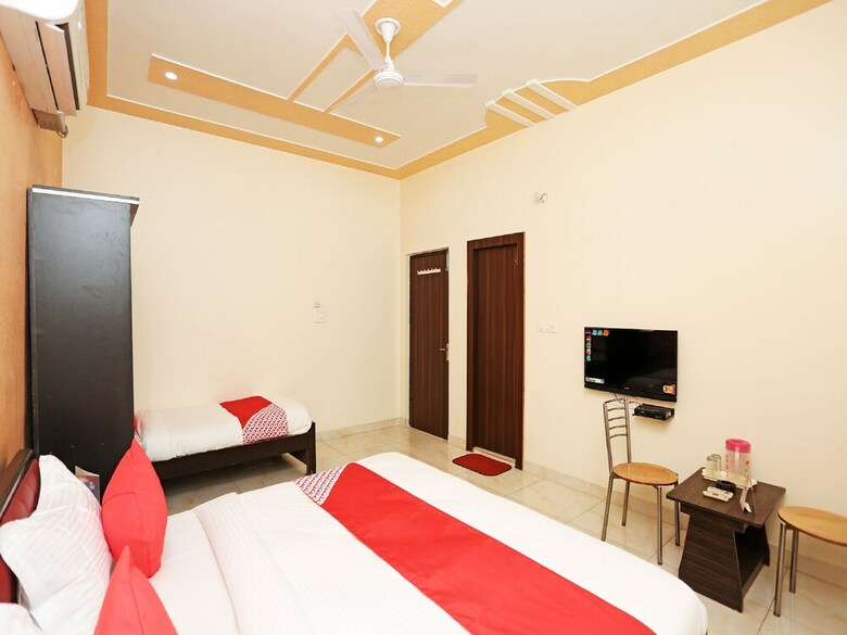 Oyo 17066 Hotel Pushpa Palace