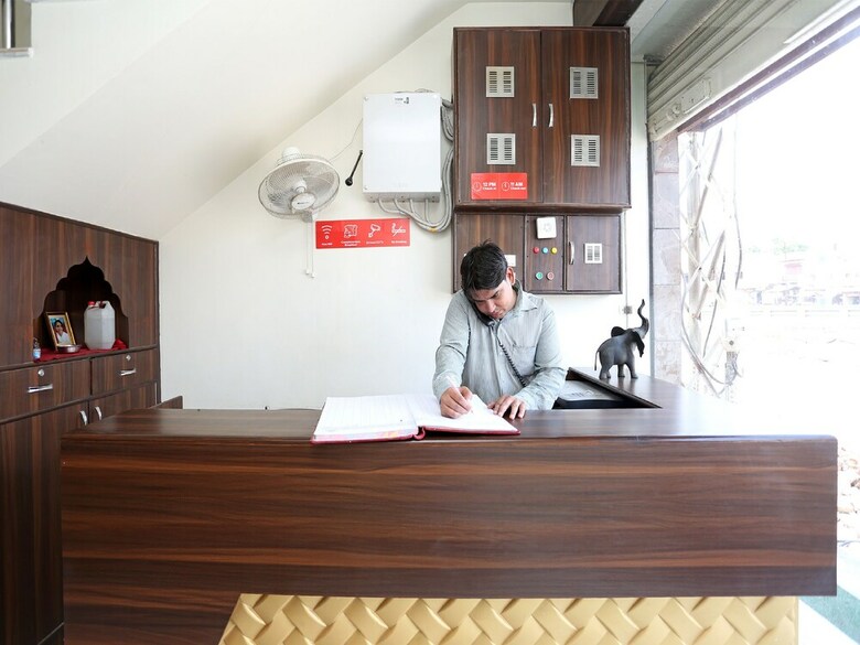 Oyo 17066 Hotel Pushpa Palace