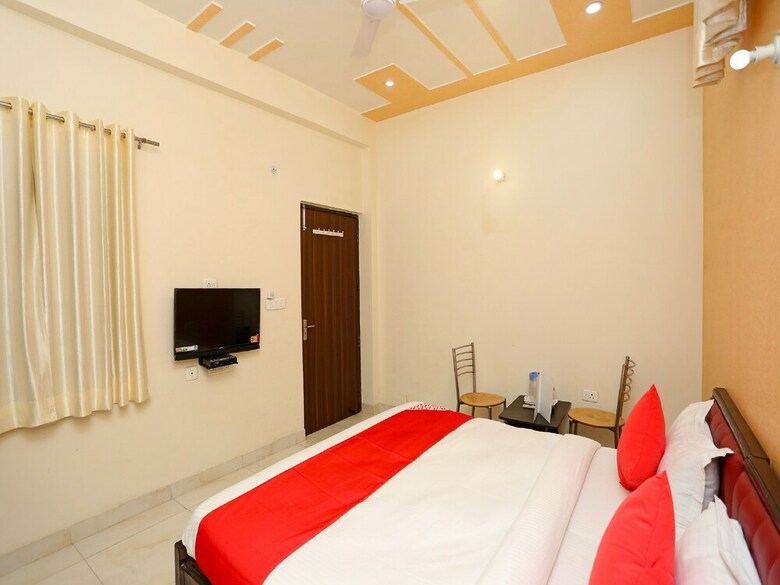 Oyo 17066 Hotel Pushpa Palace