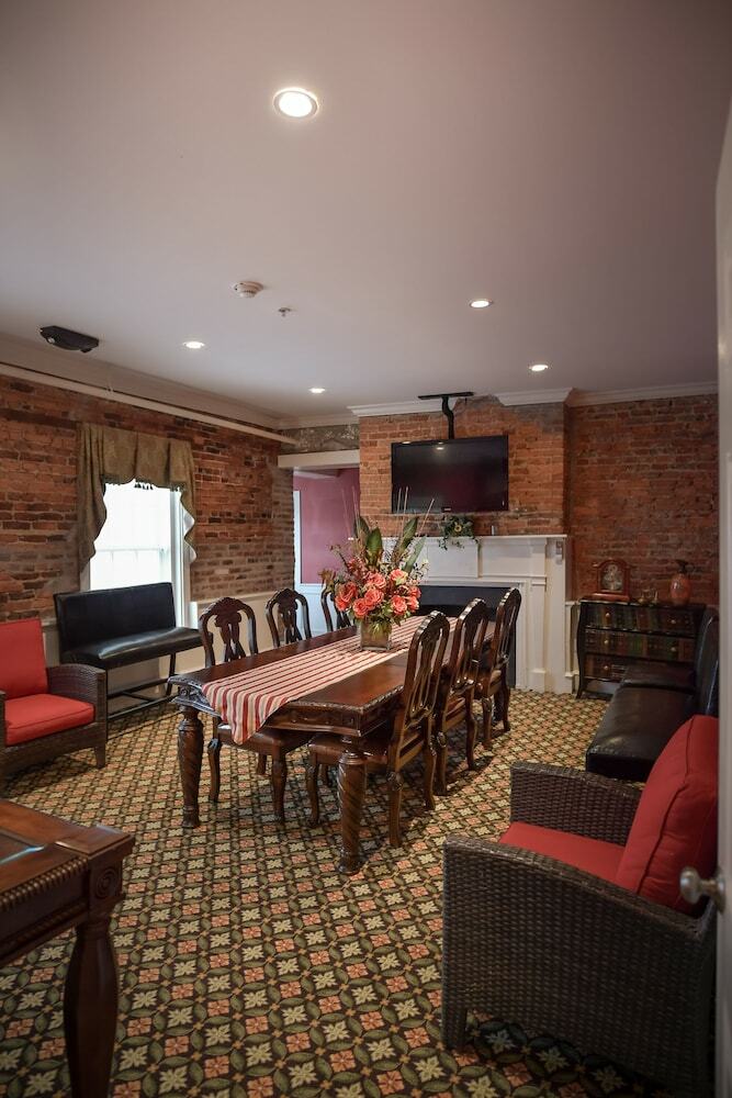 Posada The Chester Publick House Restaurant And Inn