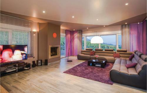Five-bedroom Holiday Home In Kucine