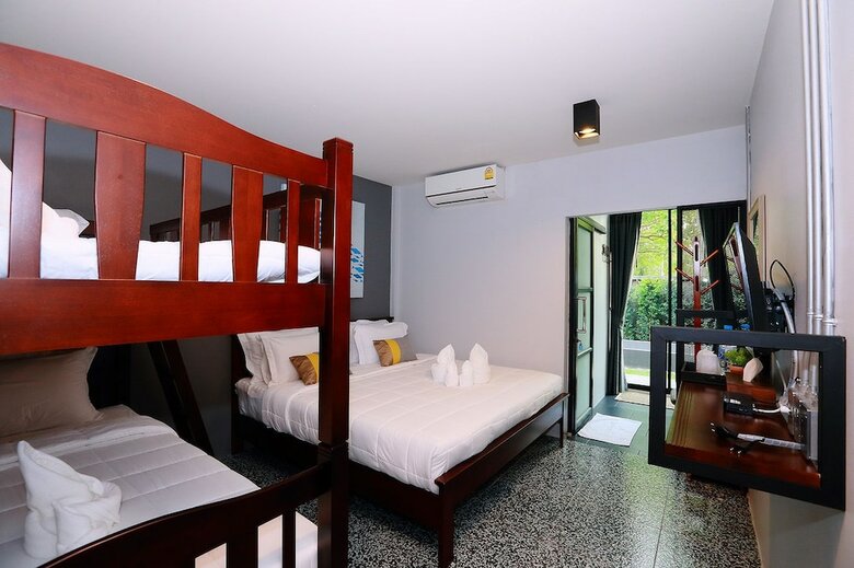 Hotel Canvas Family Home