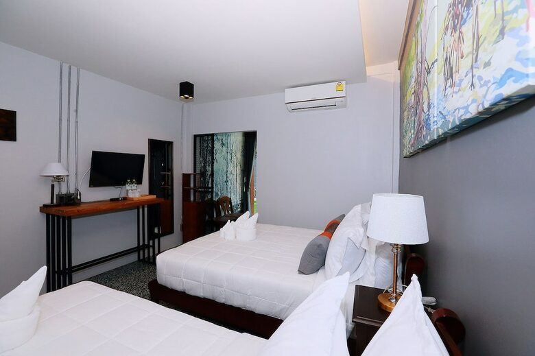 Hotel Canvas Family Home