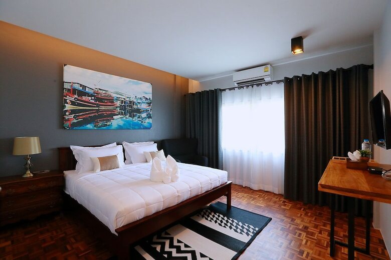 Hotel Canvas Family Home