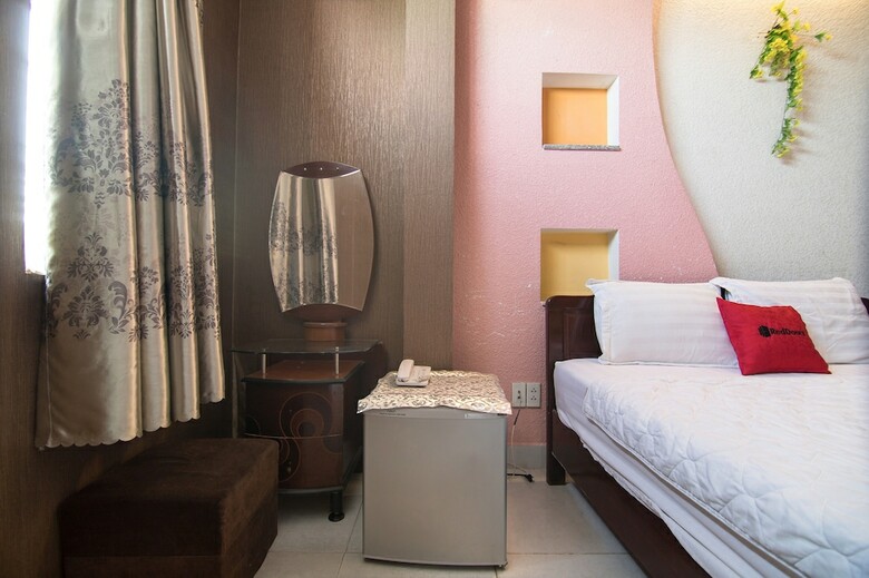 Hotel Reddoorz Plus Near Aeon Mall Tan Phu 2