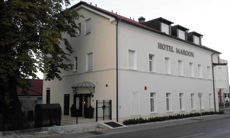 Hotel Maroon