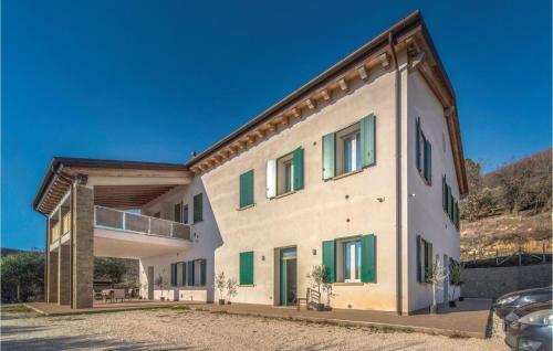 Three-bedroom Apartment In Valnogaredo (Pd)