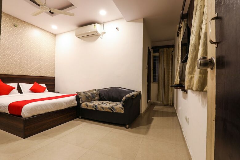 Oyo 14194 Hotel Deccan Lodging And Boarding