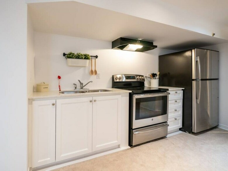Quiet Greektown 1 Bedroom Apartment