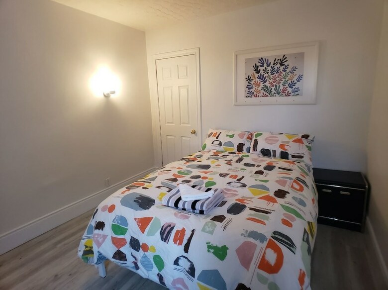 King Bed Home With Park View