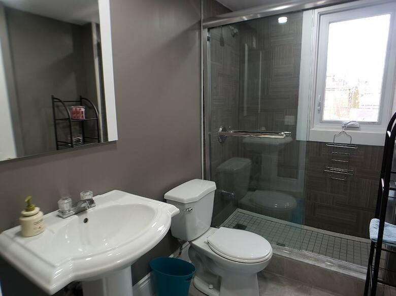 King Bed Home With Park View