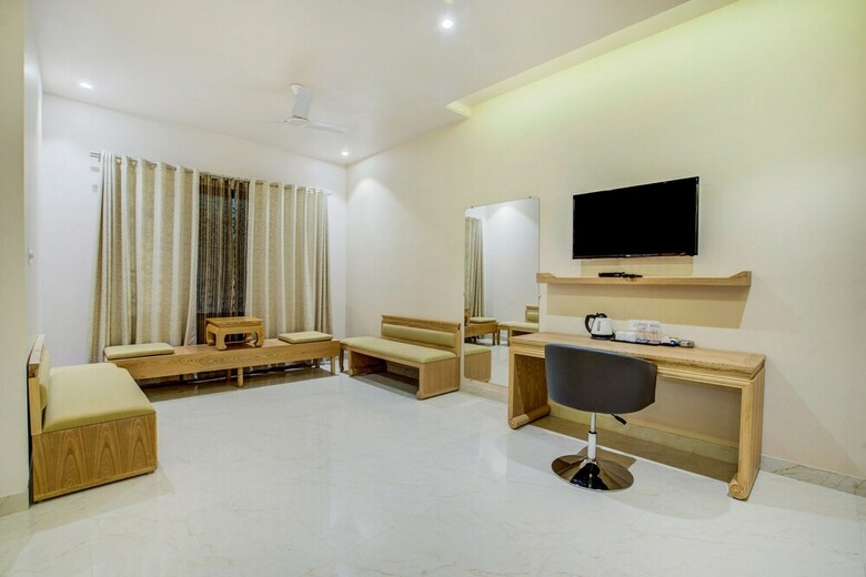 Fabhotel Options Lawn