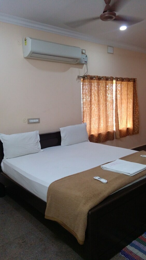 Hotel Iroomz Aditya Residency