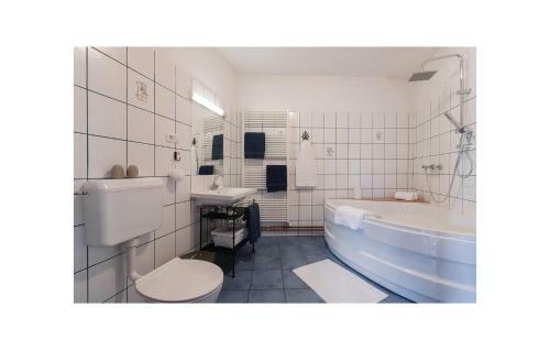 Four-bedroom Holiday Home In Komen