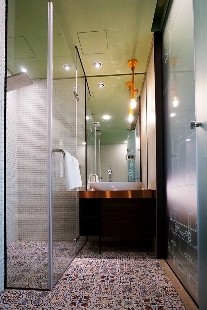Thinker Hotel