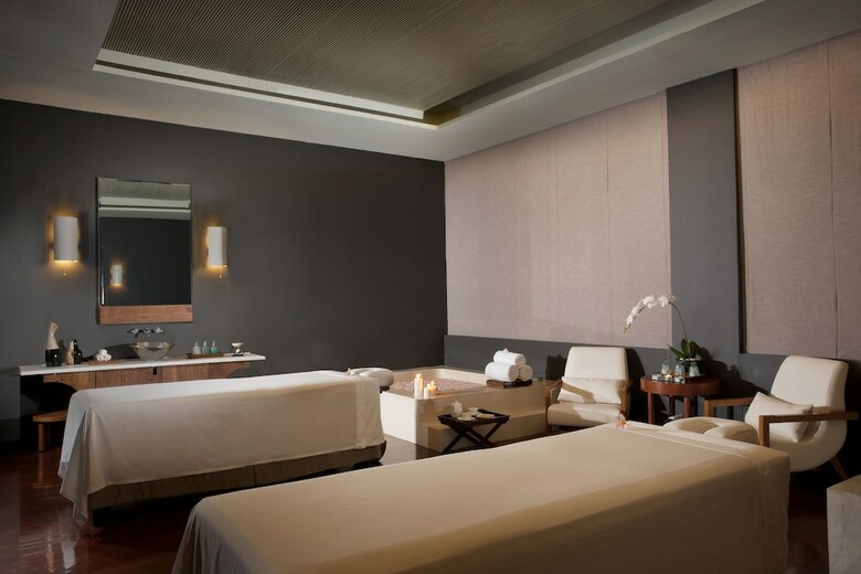 Hotel Sparks Luxe Jakarta