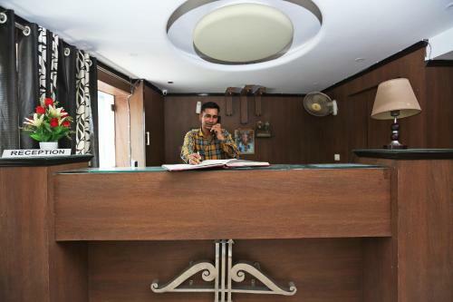 Oyo 13672 Hotel Dhruv