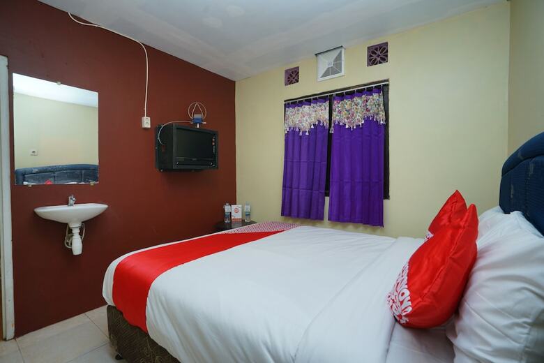 Hostal Oyo 927 Carina Hotel
