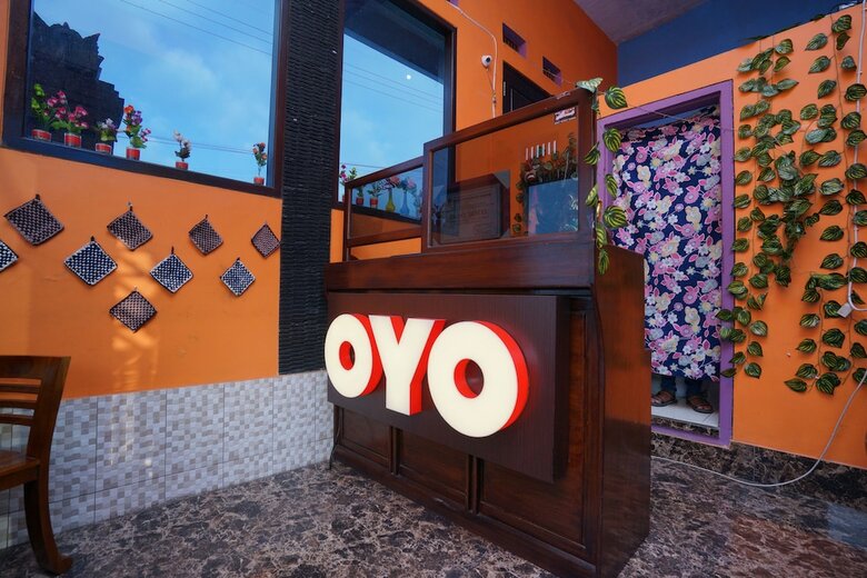 Hostal Oyo 927 Carina Hotel