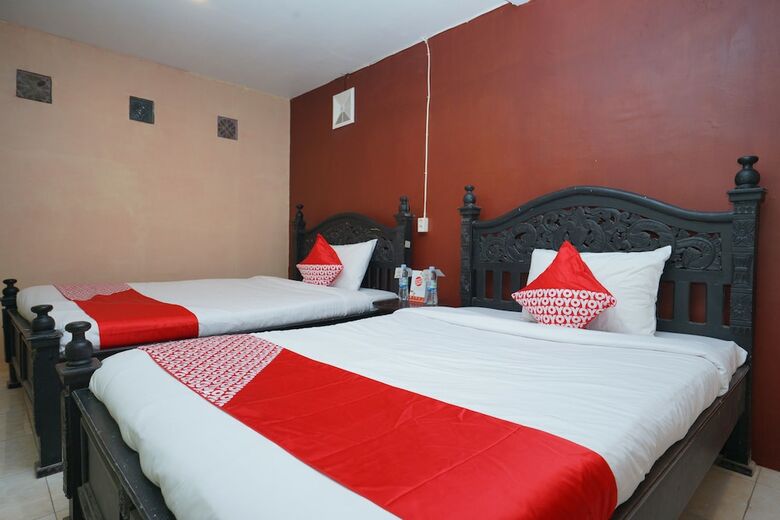 Hostal Oyo 927 Carina Hotel