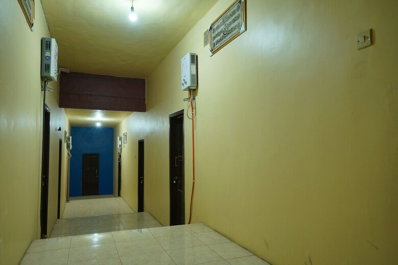 Hostal Oyo 927 Carina Hotel