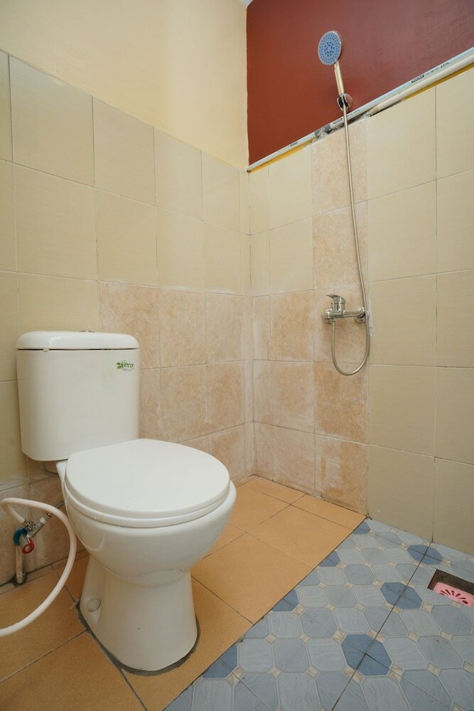 Hostal Oyo 927 Carina Hotel