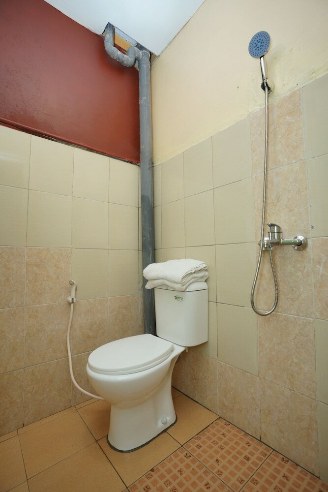 Hostal Oyo 927 Carina Hotel