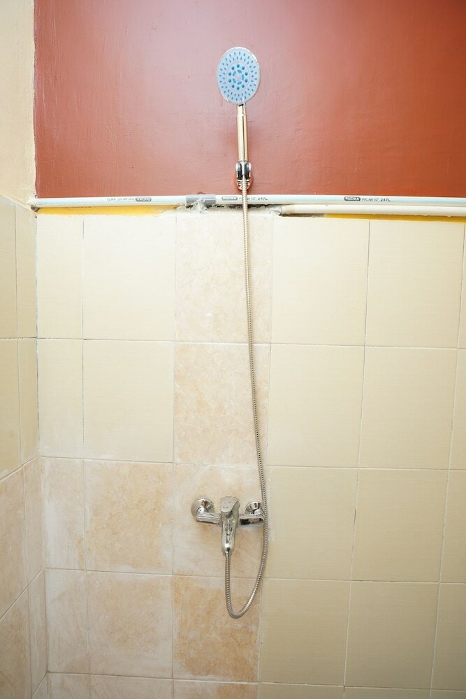 Hostal Oyo 927 Carina Hotel