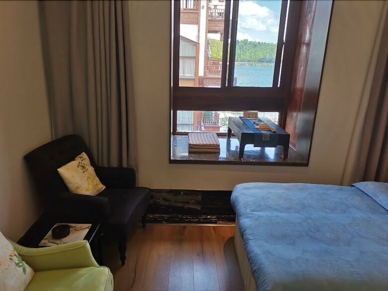 Qiancuihang Art Hotel