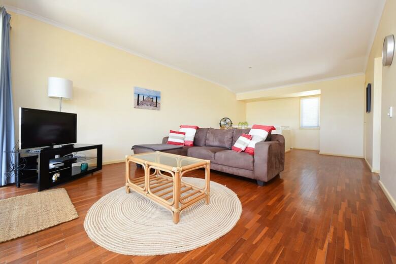Sunbright 2/5 Petrel Street