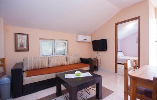 One-bedroom Apartment In Tisno