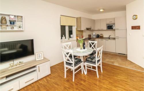 Two-bedroom Apartment In Supetar