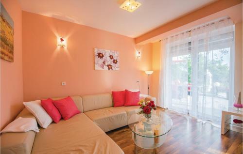Two-bedroom Apartment In Viskovo