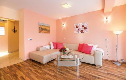 Two-bedroom Apartment In Viskovo