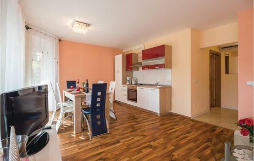 Two-bedroom Apartment In Viskovo