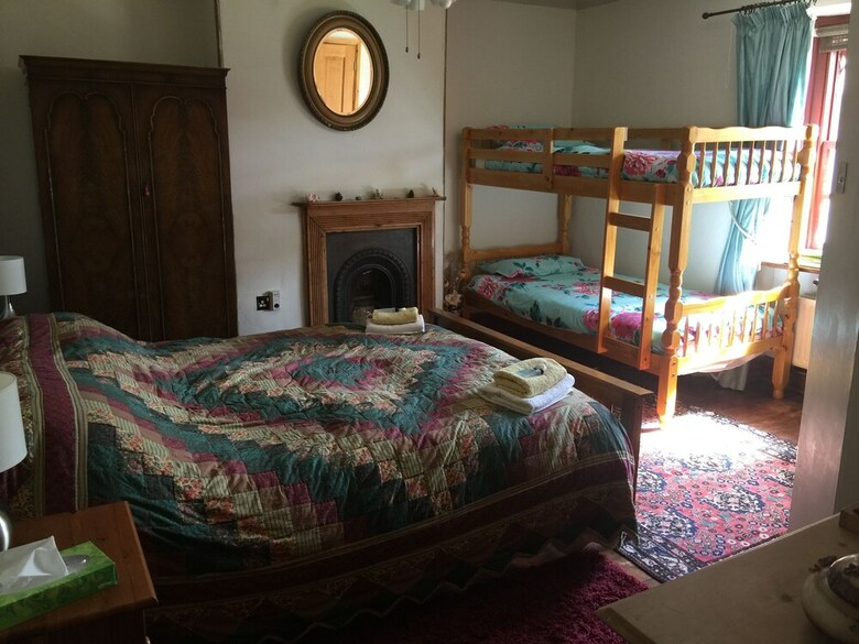 Bed & Breakfast Belhuish Farmhouse