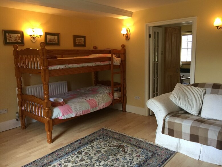 Bed & Breakfast Belhuish Farmhouse