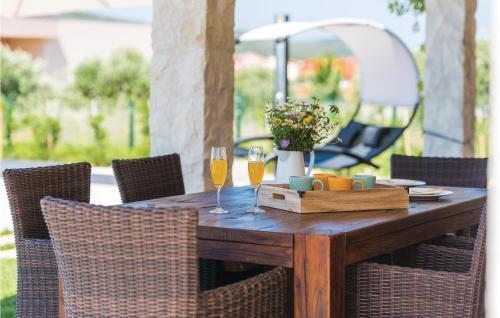Four-bedroom Holiday Home In Vodice