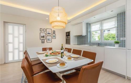 Five-bedroom Holiday Home In Polje